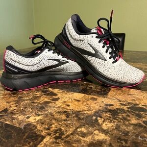 Brooks Trace tennis shoes